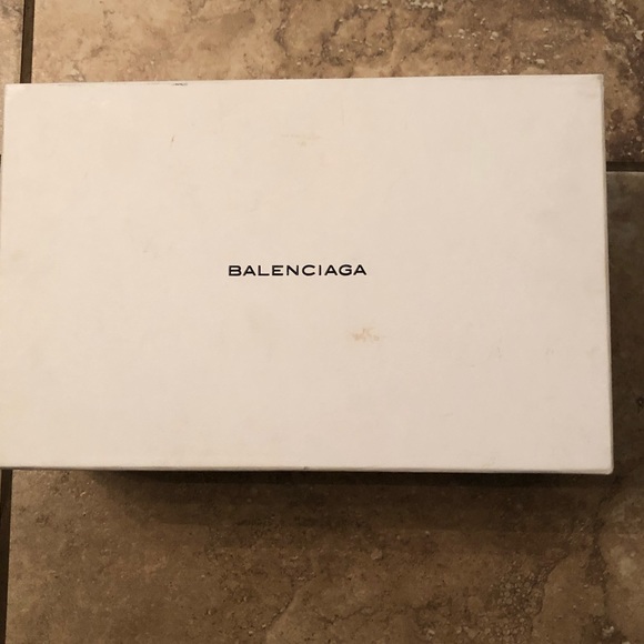 Very Good. Moderate scuffs at sole - Picture 6 of 6